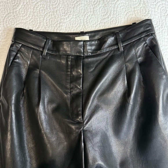 The Effortless Pant™ New
High-waisted wide-leg Vegan Leather pants si 10 - Picture 9 of 16